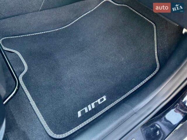 Черный Киа Niro, объемом двигателя 0 л и пробегом 68 тыс. км за 18750 $, фото 142 на Automoto.ua