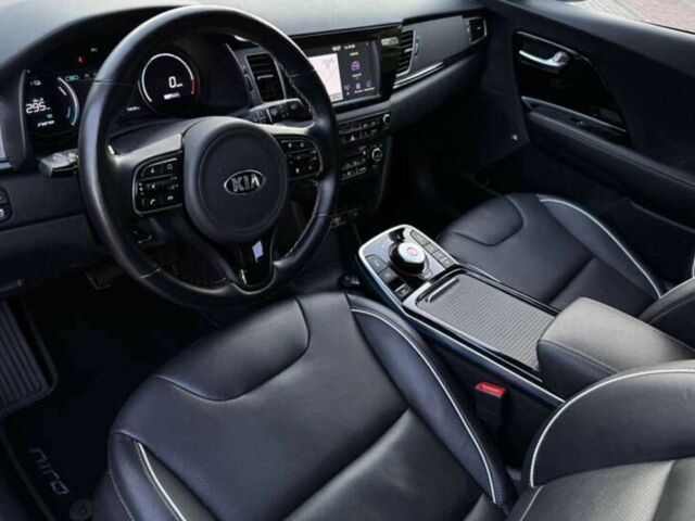Чорний Кіа Niro, об'ємом двигуна 0 л та пробігом 111 тис. км за 16900 $, фото 7 на Automoto.ua