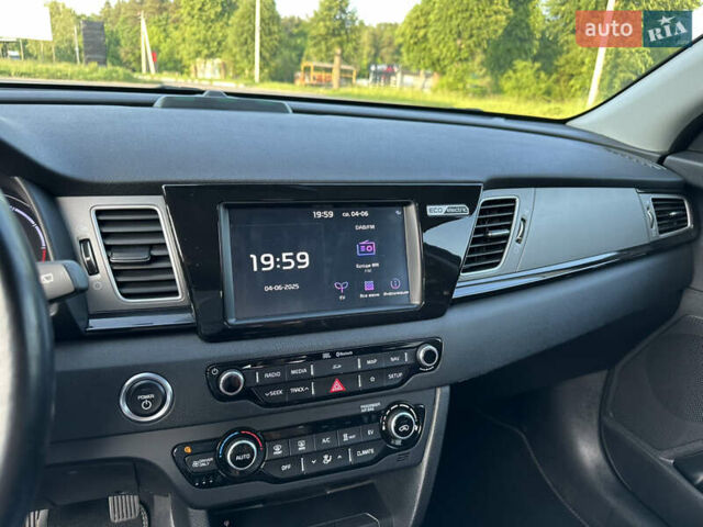 Черный Киа Niro, объемом двигателя 0 л и пробегом 147 тыс. км за 17800 $, фото 29 на Automoto.ua