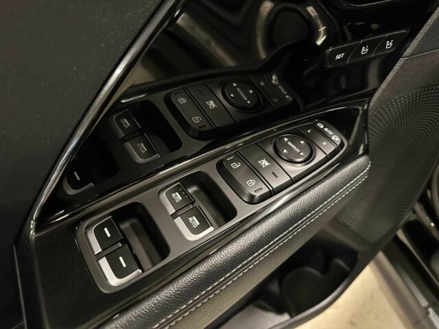 Чорний Кіа Niro, об'ємом двигуна 0 л та пробігом 155 тис. км за 13700 $, фото 18 на Automoto.ua