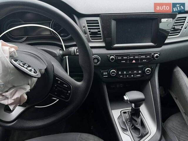 Черный Киа Niro, объемом двигателя 1.6 л и пробегом 233 тыс. км за 8400 $, фото 10 на Automoto.ua