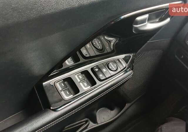 Черный Киа Niro, объемом двигателя 0 л и пробегом 130 тыс. км за 15300 $, фото 3 на Automoto.ua