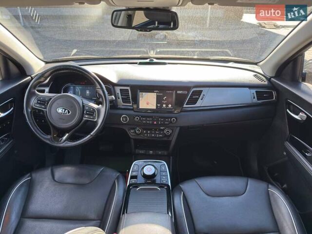Чорний Кіа Niro, об'ємом двигуна 0 л та пробігом 137 тис. км за 22000 $, фото 8 на Automoto.ua