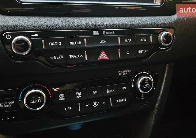 Чорний Кіа Niro, об'ємом двигуна 0 л та пробігом 120 тис. км за 21500 $, фото 11 на Automoto.ua