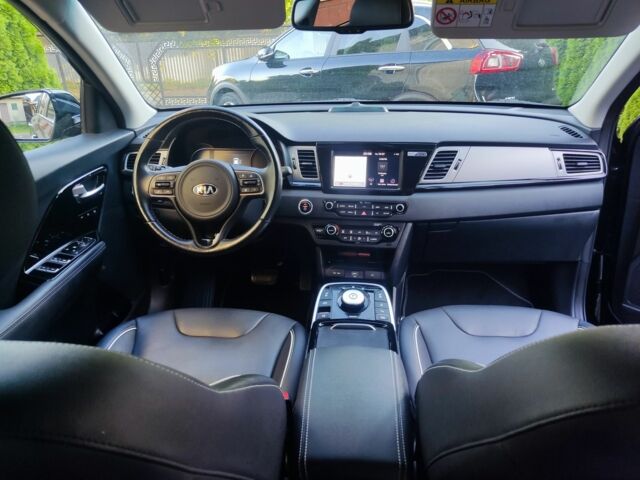 Чорний Кіа Niro, об'ємом двигуна 0 л та пробігом 121 тис. км за 19280 $, фото 5 на Automoto.ua