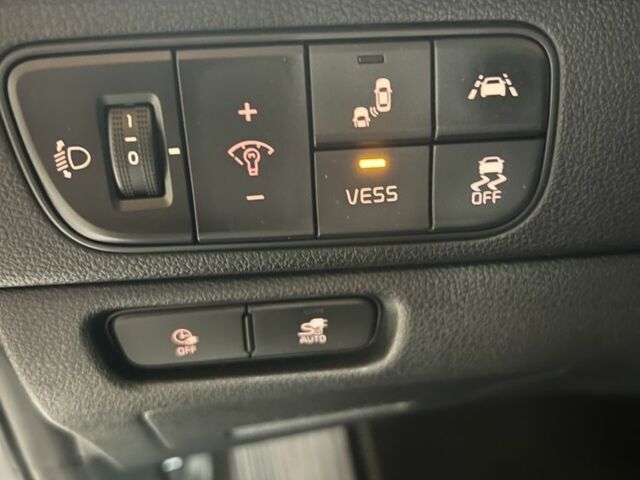 Чорний Кіа Niro, об'ємом двигуна 0 л та пробігом 141 тис. км за 17400 $, фото 6 на Automoto.ua