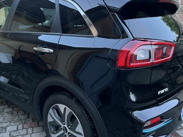 Чорний Кіа Niro, об'ємом двигуна 0 л та пробігом 105 тис. км за 17999 $, фото 3 на Automoto.ua