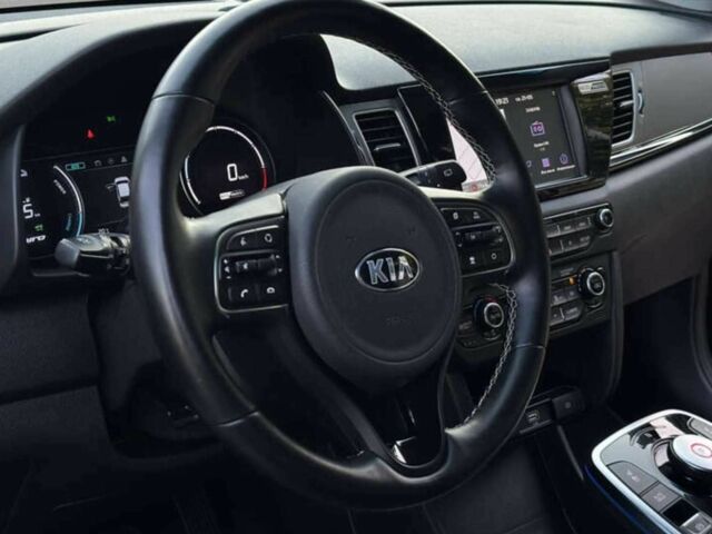 Чорний Кіа Niro, об'ємом двигуна 0 л та пробігом 111 тис. км за 16900 $, фото 8 на Automoto.ua