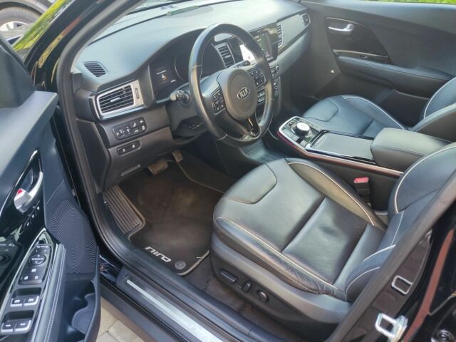 Чорний Кіа Niro, об'ємом двигуна 0 л та пробігом 121 тис. км за 19280 $, фото 7 на Automoto.ua
