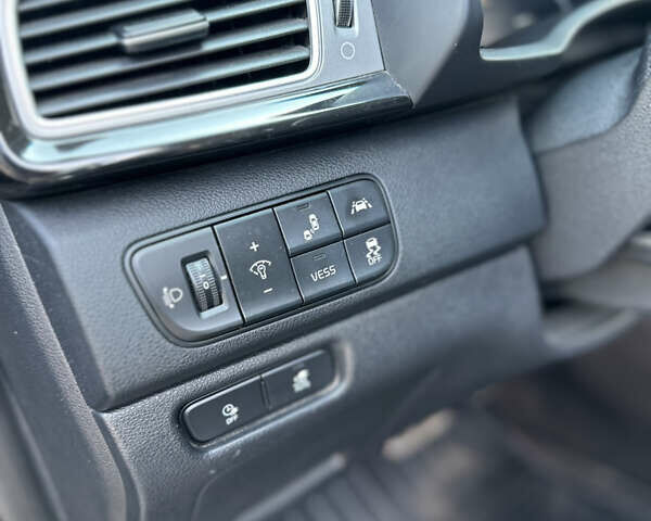 Черный Киа Niro, объемом двигателя 0 л и пробегом 94 тыс. км за 18600 $, фото 4 на Automoto.ua