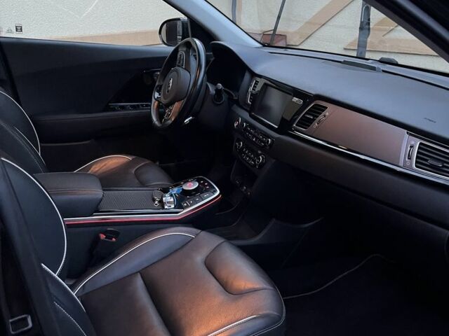 Чорний Кіа Niro, об'ємом двигуна 0 л та пробігом 105 тис. км за 17999 $, фото 4 на Automoto.ua