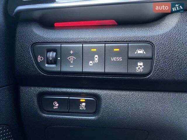 Чорний Кіа Niro, об'ємом двигуна 0 л та пробігом 88 тис. км за 21900 $, фото 5 на Automoto.ua