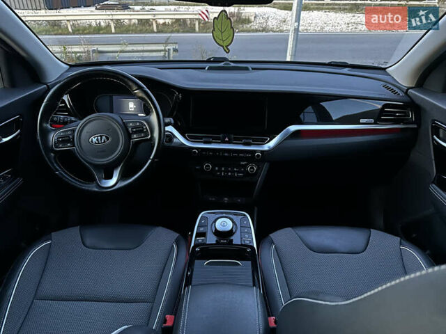 Чорний Кіа Niro, об'ємом двигуна 0 л та пробігом 98 тис. км за 19400 $, фото 40 на Automoto.ua