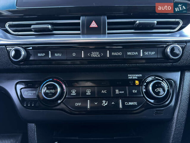 Чорний Кіа Niro, об'ємом двигуна 0 л та пробігом 144 тис. км за 19500 $, фото 56 на Automoto.ua