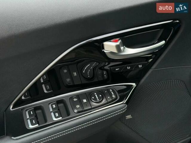 Чорний Кіа Niro, об'ємом двигуна 0 л та пробігом 148 тис. км за 18700 $, фото 13 на Automoto.ua