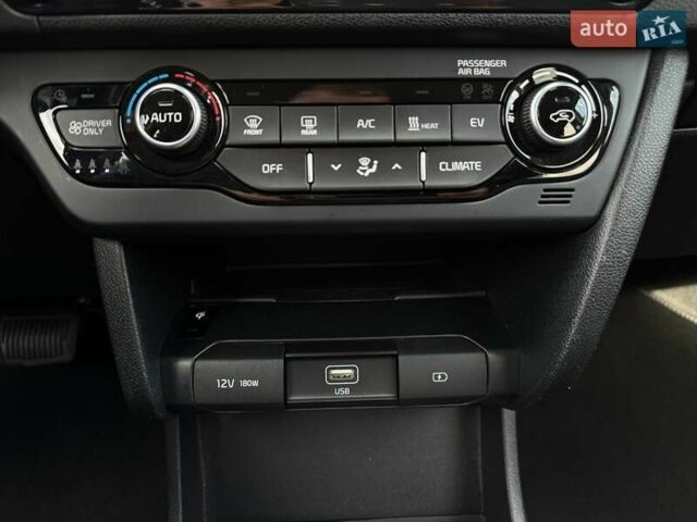 Чорний Кіа Niro, об'ємом двигуна 0 л та пробігом 69 тис. км за 23200 $, фото 57 на Automoto.ua