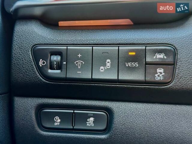 Чорний Кіа Niro, об'ємом двигуна 0 л та пробігом 69 тис. км за 23200 $, фото 11 на Automoto.ua