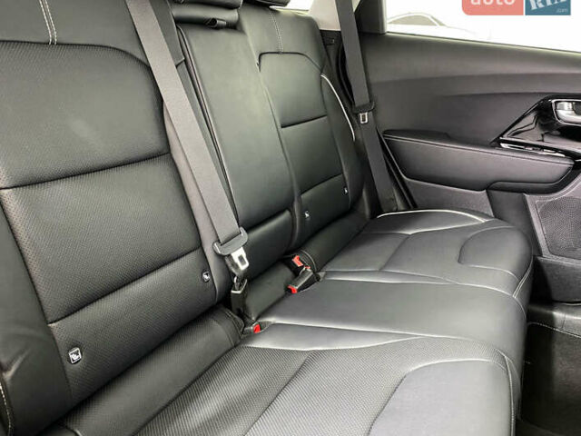 Чорний Кіа Niro, об'ємом двигуна 0 л та пробігом 70 тис. км за 22350 $, фото 13 на Automoto.ua