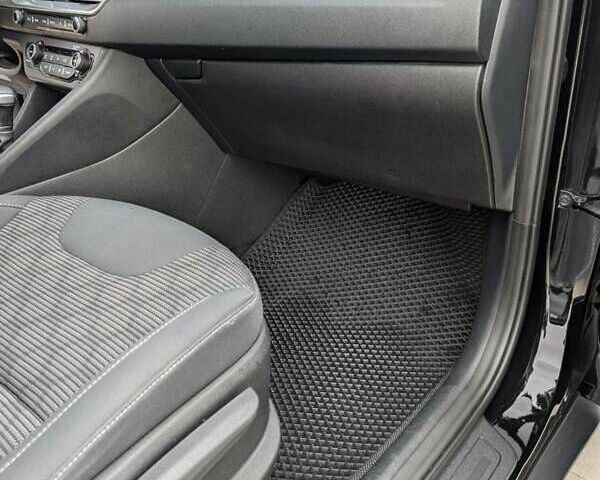 Черный Киа Niro, объемом двигателя 1.58 л и пробегом 33 тыс. км за 22600 $, фото 10 на Automoto.ua