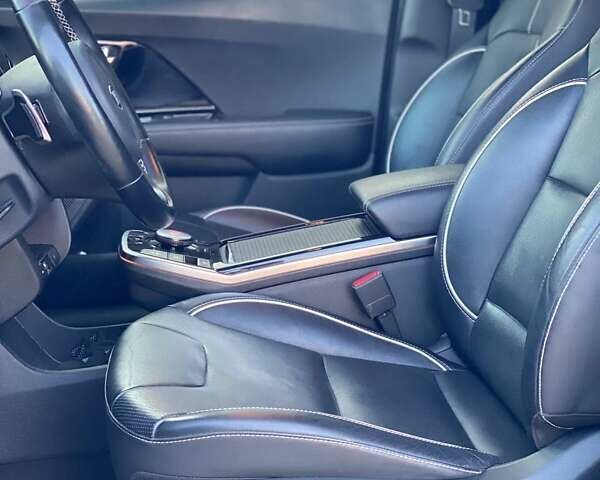 Чорний Кіа Niro, об'ємом двигуна 0 л та пробігом 108 тис. км за 19300 $, фото 11 на Automoto.ua