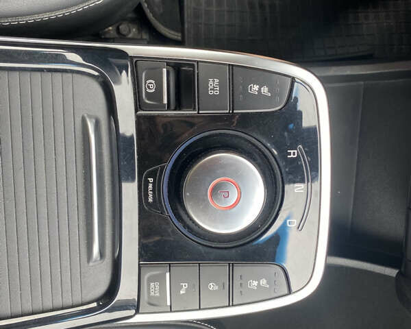 Чорний Кіа Niro, об'ємом двигуна 0 л та пробігом 139 тис. км за 16600 $, фото 11 на Automoto.ua