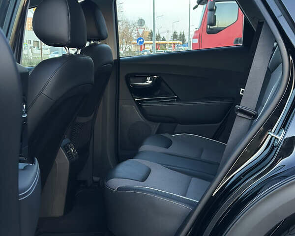 Чорний Кіа Niro, об'ємом двигуна 0 л та пробігом 98 тис. км за 19400 $, фото 23 на Automoto.ua