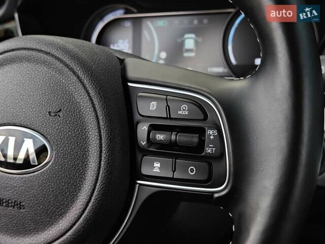 Чорний Кіа Niro, об'ємом двигуна 0 л та пробігом 115 тис. км за 20700 $, фото 24 на Automoto.ua