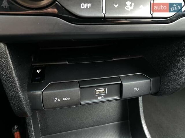 Чорний Кіа Niro, об'ємом двигуна 0 л та пробігом 107 тис. км за 22400 $, фото 9 на Automoto.ua