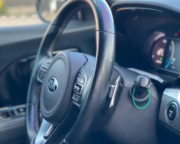 Чорний Кіа Niro, об'ємом двигуна 0 л та пробігом 108 тис. км за 19300 $, фото 15 на Automoto.ua