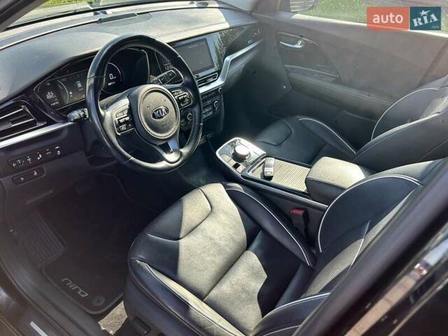Чорний Кіа Niro, об'ємом двигуна 0 л та пробігом 135 тис. км за 18800 $, фото 8 на Automoto.ua
