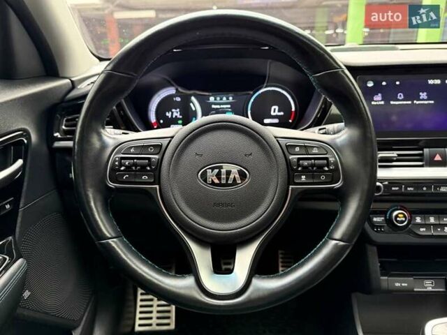 Чорний Кіа Niro, об'ємом двигуна 0 л та пробігом 89 тис. км за 22990 $, фото 23 на Automoto.ua