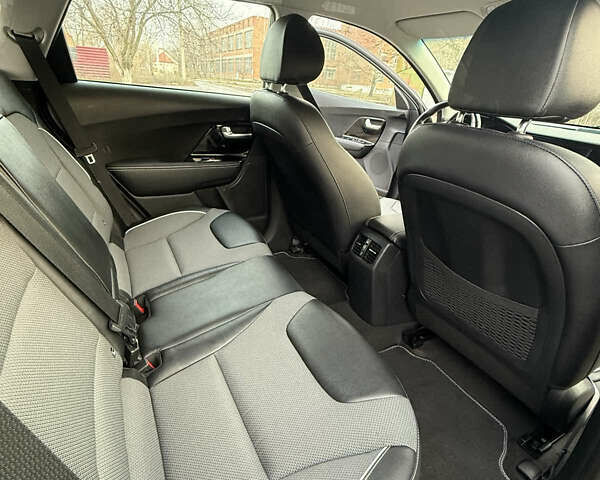 Чорний Кіа Niro, об'ємом двигуна 0 л та пробігом 93 тис. км за 18900 $, фото 12 на Automoto.ua