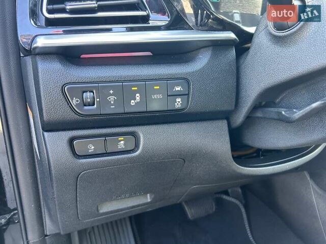 Чорний Кіа Niro, об'ємом двигуна 0 л та пробігом 135 тис. км за 18800 $, фото 7 на Automoto.ua