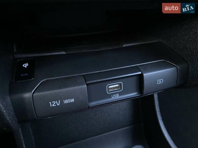Чорний Кіа Niro, об'ємом двигуна 0 л та пробігом 88 тис. км за 22900 $, фото 8 на Automoto.ua