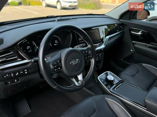 Чорний Кіа Niro, об'ємом двигуна 0 л та пробігом 110 тис. км за 18880 $, фото 9 на Automoto.ua