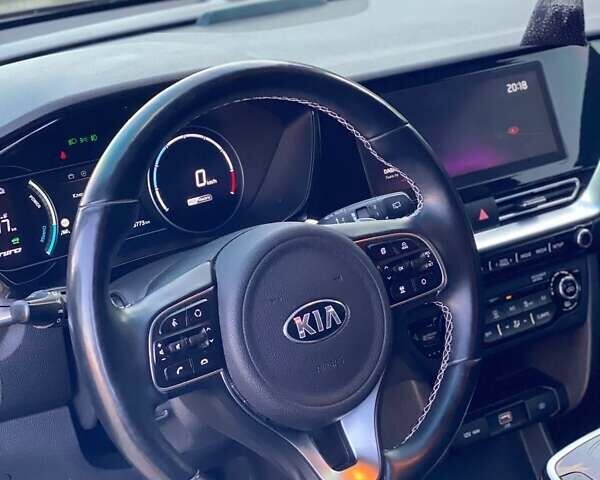 Чорний Кіа Niro, об'ємом двигуна 0 л та пробігом 108 тис. км за 19300 $, фото 6 на Automoto.ua
