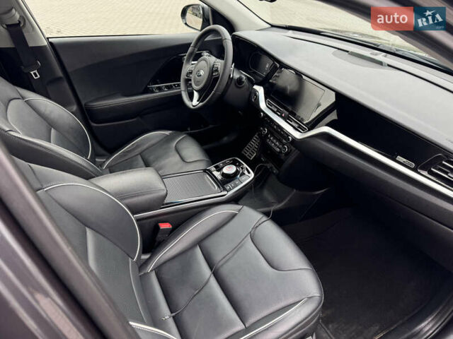 Чорний Кіа Niro, об'ємом двигуна 0 л та пробігом 146 тис. км за 17100 $, фото 6 на Automoto.ua