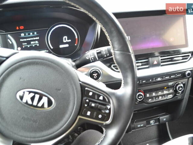 Чорний Кіа Niro, об'ємом двигуна 0 л та пробігом 169 тис. км за 18450 $, фото 56 на Automoto.ua
