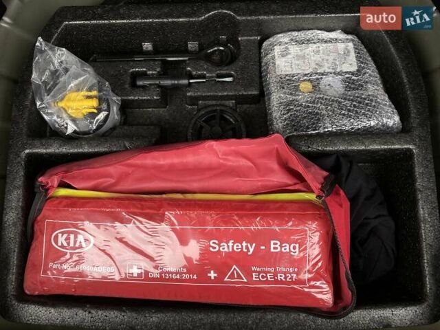 Чорний Кіа Niro, об'ємом двигуна 0 л та пробігом 107 тис. км за 22400 $, фото 64 на Automoto.ua