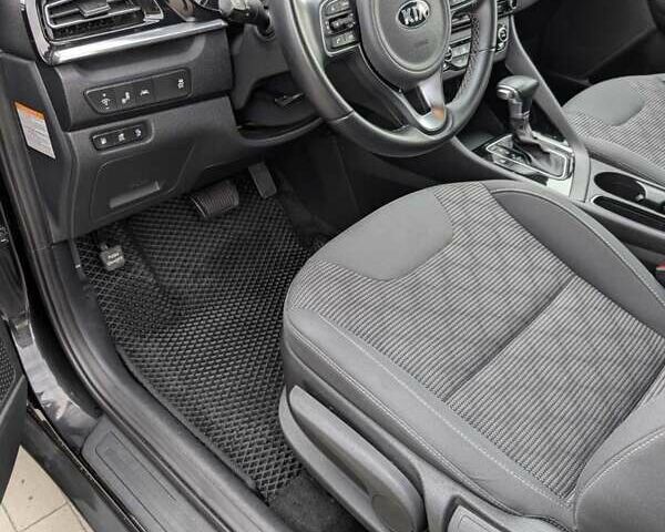 Черный Киа Niro, объемом двигателя 1.58 л и пробегом 33 тыс. км за 22600 $, фото 3 на Automoto.ua