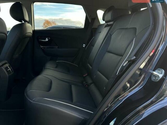 Чорний Кіа Niro, об'ємом двигуна 0 л та пробігом 68 тис. км за 24200 $, фото 78 на Automoto.ua