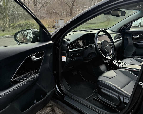 Чорний Кіа Niro, об'ємом двигуна 0 л та пробігом 93 тис. км за 18900 $, фото 10 на Automoto.ua