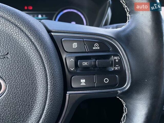 Чорний Кіа Niro, об'ємом двигуна 0 л та пробігом 88 тис. км за 21900 $, фото 4 на Automoto.ua