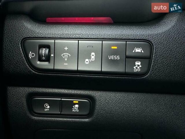 Чорний Кіа Niro, об'ємом двигуна 0 л та пробігом 68 тис. км за 24200 $, фото 7 на Automoto.ua