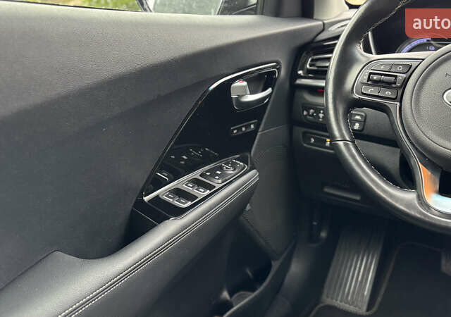 Чорний Кіа Niro, об'ємом двигуна 0 л та пробігом 110 тис. км за 19500 $, фото 55 на Automoto.ua