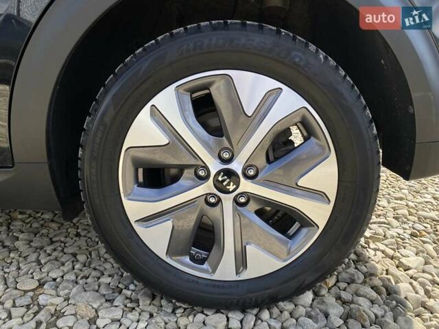 Чорний Кіа Niro, об'ємом двигуна 0 л та пробігом 88 тис. км за 21900 $, фото 20 на Automoto.ua