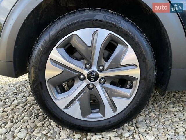 Чорний Кіа Niro, об'ємом двигуна 0 л та пробігом 107 тис. км за 22400 $, фото 22 на Automoto.ua