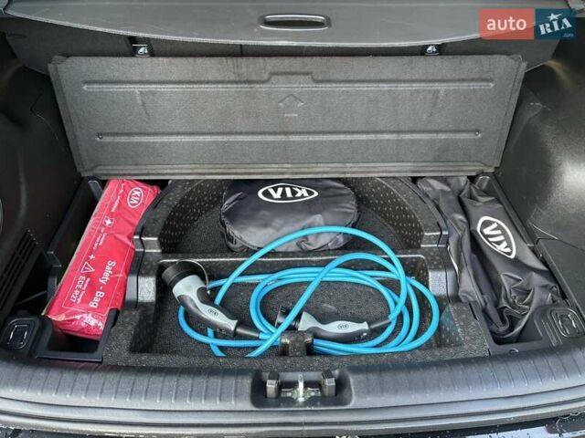 Черный Киа Niro, объемом двигателя 0 л и пробегом 105 тыс. км за 20500 $, фото 47 на Automoto.ua