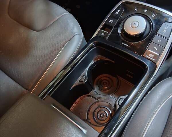 Чорний Кіа Niro, об'ємом двигуна 0 л та пробігом 143 тис. км за 17800 $, фото 2 на Automoto.ua