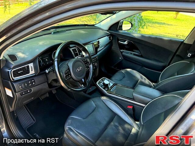 Черный Киа Niro, объемом двигателя 64 л и пробегом 85 тыс. км за 19500 $, фото 7 на Automoto.ua
